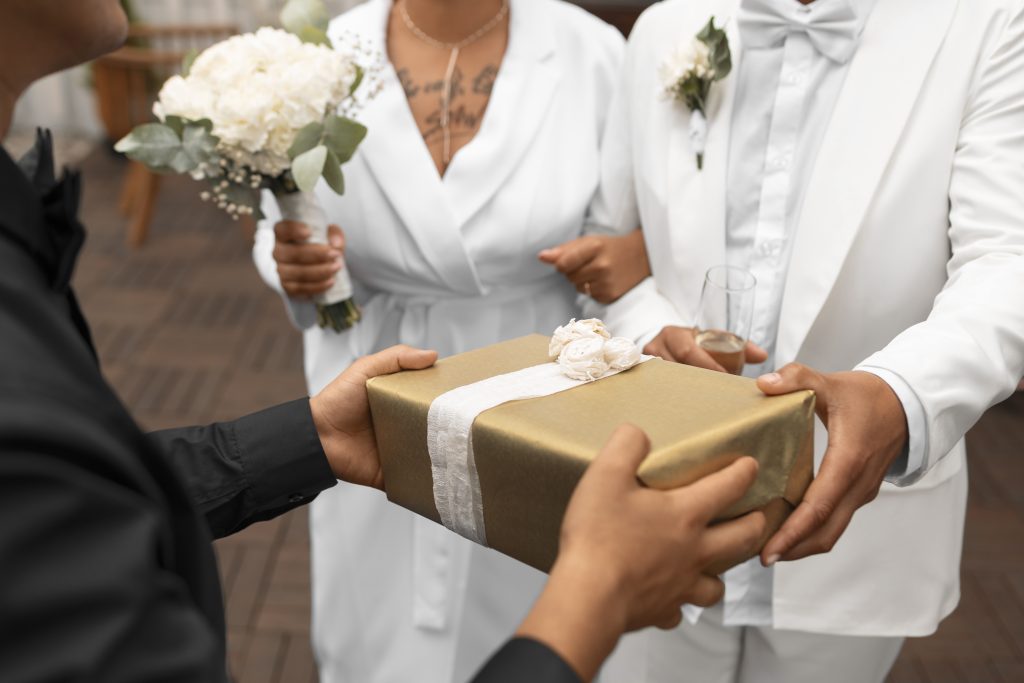 couple de lesbiennes acceptant les cadeaux des invites a leur mariage