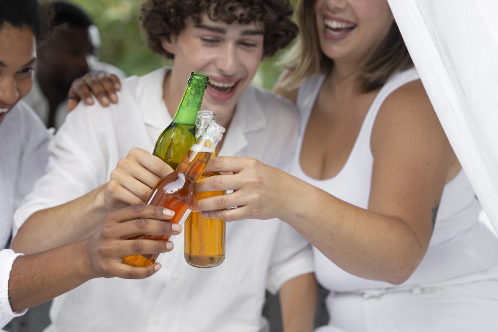 groupe d amis s amusant lors d une soiree blanche avec boissons 1