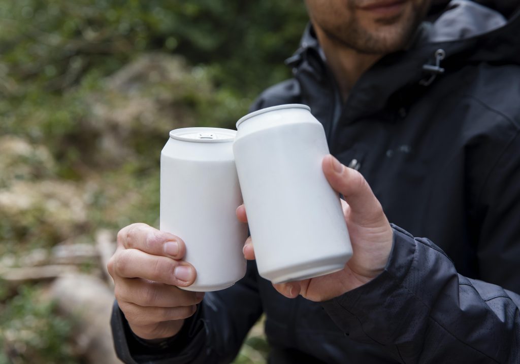 couple dans nature boire boisson gros plan