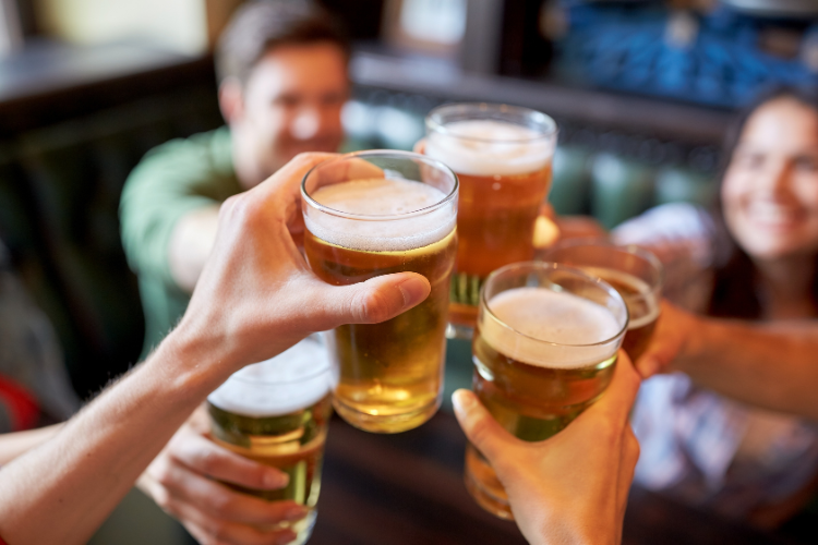 Oktoberfest à la maison : nos bières artisanales personnalisées pour la fête